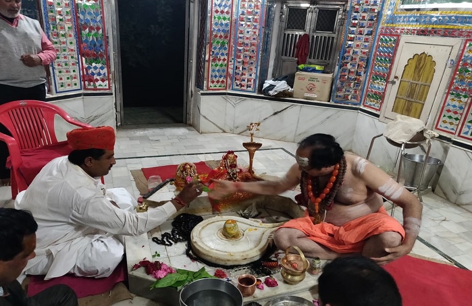 गेहलोत सरकारमधल्या या मंत्र्यांनी पोखरणच्या शिव मंदिरात त्यांनी अभिषेक व पूजा केली आणि आपण सर्वधर्मसमभाव मानतो असं सांगितलं. गेहलोत सरकारमधल्या या मंत्र्यांनी पोखरणच्या शिव मंदिरात त्यांनी अभिषेक व पूजा केली आणि आपण सर्वधर्मसमभाव मानतो असं सांगितलं.