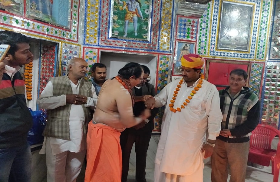 विधानसभा निवडणुकीत भाजपला धूर चारल्यानंतर पहिल्यांदाच सालेह मोहम्मद जैसलमेर भेटीवर आले होते. त्यांचं इथे जोरदार स्वागत झालं आणि नंतर ते पोखरणला पोहोचले. विधानसभा निवडणुकीत भाजपला धूर चारल्यानंतर पहिल्यांदाच सालेह मोहम्मद जैसलमेर भेटीवर आले होते. त्यांचं इथे जोरदार स्वागत झालं आणि नंतर ते पोखरणला पोहोचले.