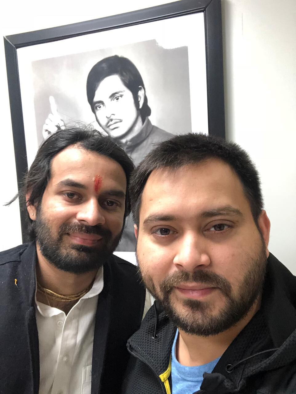 गेल्या अनेक दिवसांपासून हे दोघे भाऊदेखील भेटले नव्हते. तेजस्वी आणि तेज म्हणजे कृष्ण आणि अर्जुन असल्याचंही तेज म्हणाले. गेल्या अनेक दिवसांपासून हे दोघे भाऊदेखील भेटले नव्हते. तेजस्वी आणि तेज म्हणजे कृष्ण आणि अर्जुन असल्याचंही तेज म्हणाले.