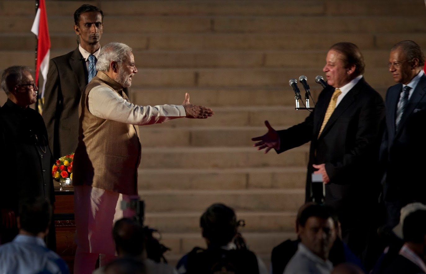 मोदींच्या या निर्णय क्षमतेची ओळख पहिल्यांदा झाली ती त्यांच्या शपथविधी समारंभाच्या वेळी म्हणजे साडेचार वर्षांपूर्वी. शपथविधी समारंभाला काही दिवस शिल्लक असतानाच मोदींनी सर्व सार्क देशांच्या प्रमुखांना शपथविधी समारंभाचं निमंत्रण दिलं आणि त्याला पाकिस्तानचे तत्कालीन पंतप्रधान नवाज शरीफ यांच्यासह सर्व नेते उपस्थित होते. मोदींच्या या निर्णय क्षमतेची ओळख पहिल्यांदा झाली ती त्यांच्या शपथविधी समारंभाच्या वेळी म्हणजे साडेचार वर्षांपूर्वी. शपथविधी समारंभाला काही दिवस शिल्लक असतानाच मोदींनी सर्व सार्क देशांच्या प्रमुखांना शपथविधी समारंभाचं निमंत्रण दिलं आणि त्याला पाकिस्तानचे तत्कालीन पंतप्रधान नवाज शरीफ यांच्यासह सर्व नेते उपस्थित होते.