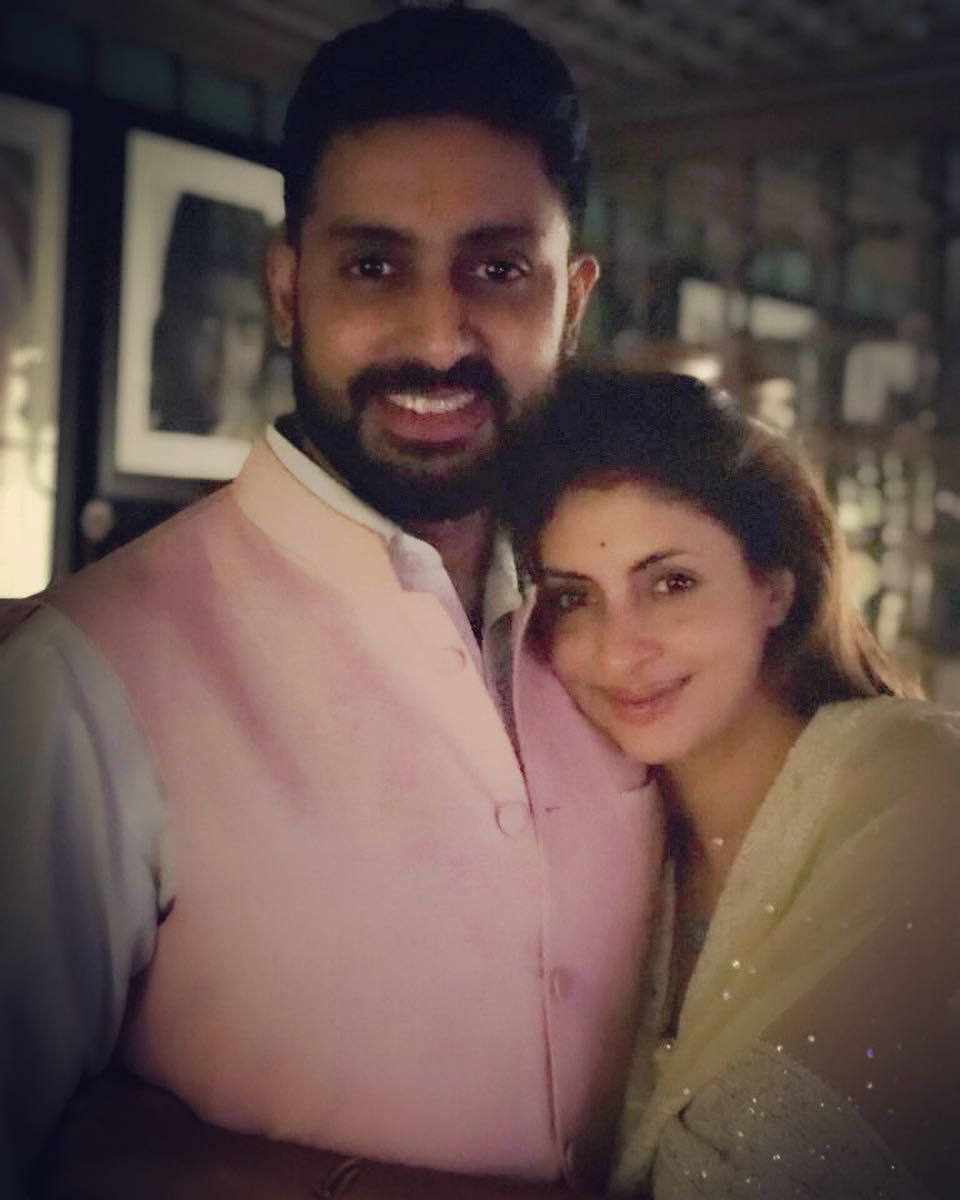 करणच्या या शोमध्ये अभिषेक बच्चन आणि त्याची मोठी बहिण श्वेता बच्चन आल्या होत्या. यावेळी दोघांनी एकमेकांची अनेक गुपितं उघड केली. करणच्या या शोमध्ये अभिषेक बच्चन आणि त्याची मोठी बहिण श्वेता बच्चन आल्या होत्या. यावेळी दोघांनी एकमेकांची अनेक गुपितं उघड केली.