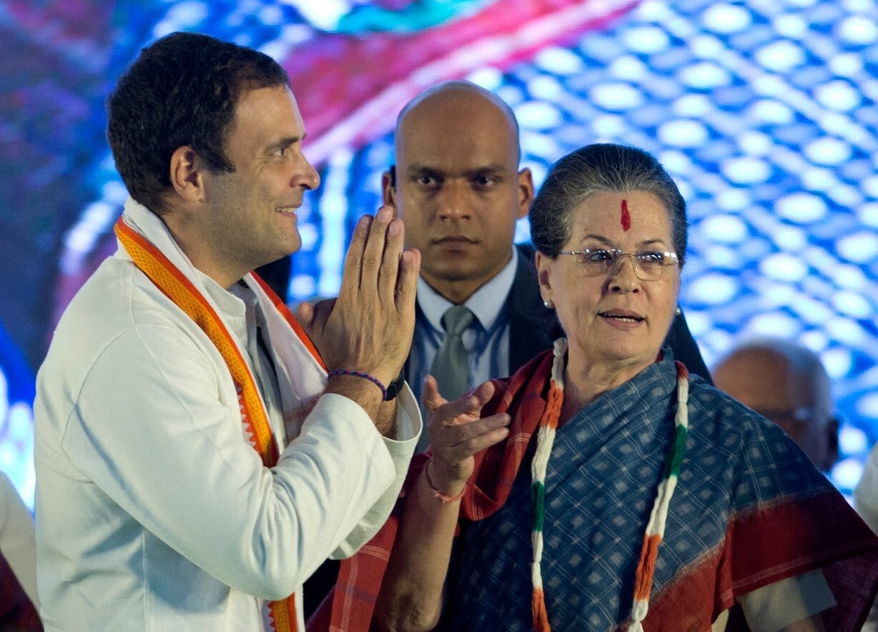 राजीव गांधी जसं अपघाताने राजकारणात आले तसच सोनिया गांधीही राजकारणात आल्या. राजीव गांधी यांच्या हत्येनंतर सोनिया या सक्रिय राजकारणापासून दूर होत्या. नंतर त्या 1997 मध्ये काँग्रेसच्या सदस्या झाल्या आणि 1998मध्ये काँग्रेसच्या अध्यक्षा. नंतर त्यांच्याच नेतृत्वाखाली काँग्रेसला घवघवीत यश मिळालं आणि मनमोहन सिंग 10 वर्ष पंतप्रधान राहिले. राजीव गांधी जसं अपघाताने राजकारणात आले तसच सोनिया गांधीही राजकारणात आल्या. राजीव गांधी यांच्या हत्येनंतर सोनिया या सक्रिय राजकारणापासून दूर होत्या. नंतर त्या 1997 मध्ये काँग्रेसच्या सदस्या झाल्या आणि 1998मध्ये काँग्रेसच्या अध्यक्षा. नंतर त्यांच्याच नेतृत्वाखाली काँग्रेसला घवघवीत यश मिळालं आणि मनमोहन सिंग 10 वर्ष पंतप्रधान राहिले.