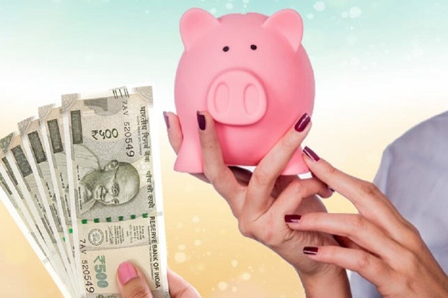 सुकन्या समृद्धी योजना : या योजनेमध्ये एखाद्या मुलीचे आई-वडील किंवा कायद्याने पालक असलेली व्यक्तीच गुंतवणूक करू शकते. सुकन्या समृद्धी योजनेमध्ये जास्तीत-जास्त दोन मुलींसाठी खातं उघडता येतं आणि त्यांचं वय किमान 10 वर्ष असावं लागतं. या योजनेमध्ये केलेल्या गुंतवणूकीला सेक्शन 80C अंतर्गत सूट देण्यात आली आहे. यामध्ये सलग 14 वर्ष पैसे भरायचे असतात. शिक्षणासाठी गरज असल्यास यातील 50 टक्के रक्कम तुम्हाला काढता येते. हे खातं कोणत्याही सरकारी बँकेत किंवा पोस्टामध्ये उघडता येतं. 1,000 पासून ते 1.5 लाखांपर्यंत गुंतवणूक करू शकता. सध्या यात 8.5 टक्के व्याजदर मिळतो. सुकन्या समृद्धी योजना : या योजनेमध्ये एखाद्या मुलीचे आई-वडील किंवा कायद्याने पालक असलेली व्यक्तीच गुंतवणूक करू शकते. सुकन्या समृद्धी योजनेमध्ये जास्तीत-जास्त दोन मुलींसाठी खातं उघडता येतं आणि त्यांचं वय किमान 10 वर्ष असावं लागतं. या योजनेमध्ये केलेल्या गुंतवणूकीला सेक्शन 80C अंतर्गत सूट देण्यात आली आहे. यामध्ये सलग 14 वर्ष पैसे भरायचे असतात. शिक्षणासाठी गरज असल्यास यातील 50 टक्के रक्कम तुम्हाला काढता येते. हे खातं कोणत्याही सरकारी बँकेत किंवा पोस्टामध्ये उघडता येतं. 1,000 पासून ते 1.5 लाखांपर्यंत गुंतवणूक करू शकता. सध्या यात 8.5 टक्के व्याजदर मिळतो.