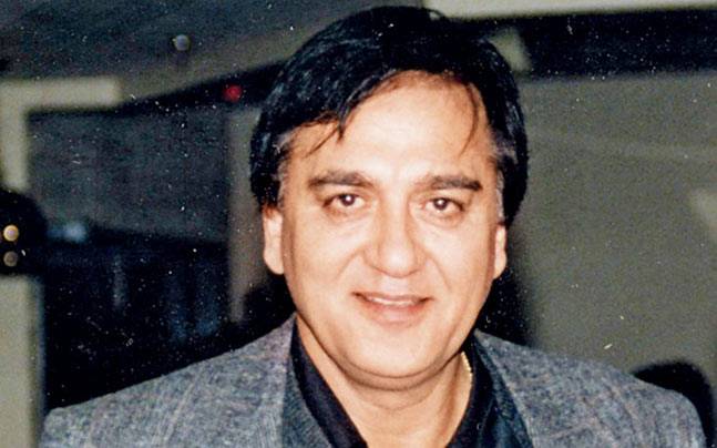 पिता सुनील दत्त यांच्या मृत्यूनंतर प्रिया दत्त यांनी साल 2005 ला पहिल्यांदा खासदार झाल्या होत्या. प्रिया दत्त यांनी 2009 ला लोकसभा निवडणुका जिंकल्या होत्या पण 2014मध्ये त्यांना भाजपच्या पूनम महाजन यांनी त्यांचा पराभव केला होता. पिता सुनील दत्त यांच्या मृत्यूनंतर प्रिया दत्त यांनी साल 2005 ला पहिल्यांदा खासदार झाल्या होत्या. प्रिया दत्त यांनी 2009 ला लोकसभा निवडणुका जिंकल्या होत्या पण 2014मध्ये त्यांना भाजपच्या पूनम महाजन यांनी त्यांचा पराभव केला होता.