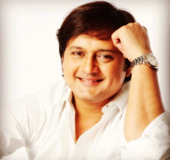 काही जण कितीही वर्षाचे झाले तरी त्यांच्या लूकमध्ये फारसा बदल होत नाही. अभिनेता सुनील बर्वे त्यापैकी एक. अगदी आत्ताआत्तापर्यंत मालिकांमध्ये तो नायकच असायचा. चाळीशीनंतरही सुनील बर्वे इतका एव्हरग्रीन कसा दिसतो, हे वाचा त्याच्याच शब्दात काही जण कितीही वर्षाचे झाले तरी त्यांच्या लूकमध्ये फारसा बदल होत नाही. अभिनेता सुनील बर्वे त्यापैकी एक. अगदी आत्ताआत्तापर्यंत मालिकांमध्ये तो नायकच असायचा. चाळीशीनंतरही सुनील बर्वे इतका एव्हरग्रीन कसा दिसतो, हे वाचा त्याच्याच शब्दात
