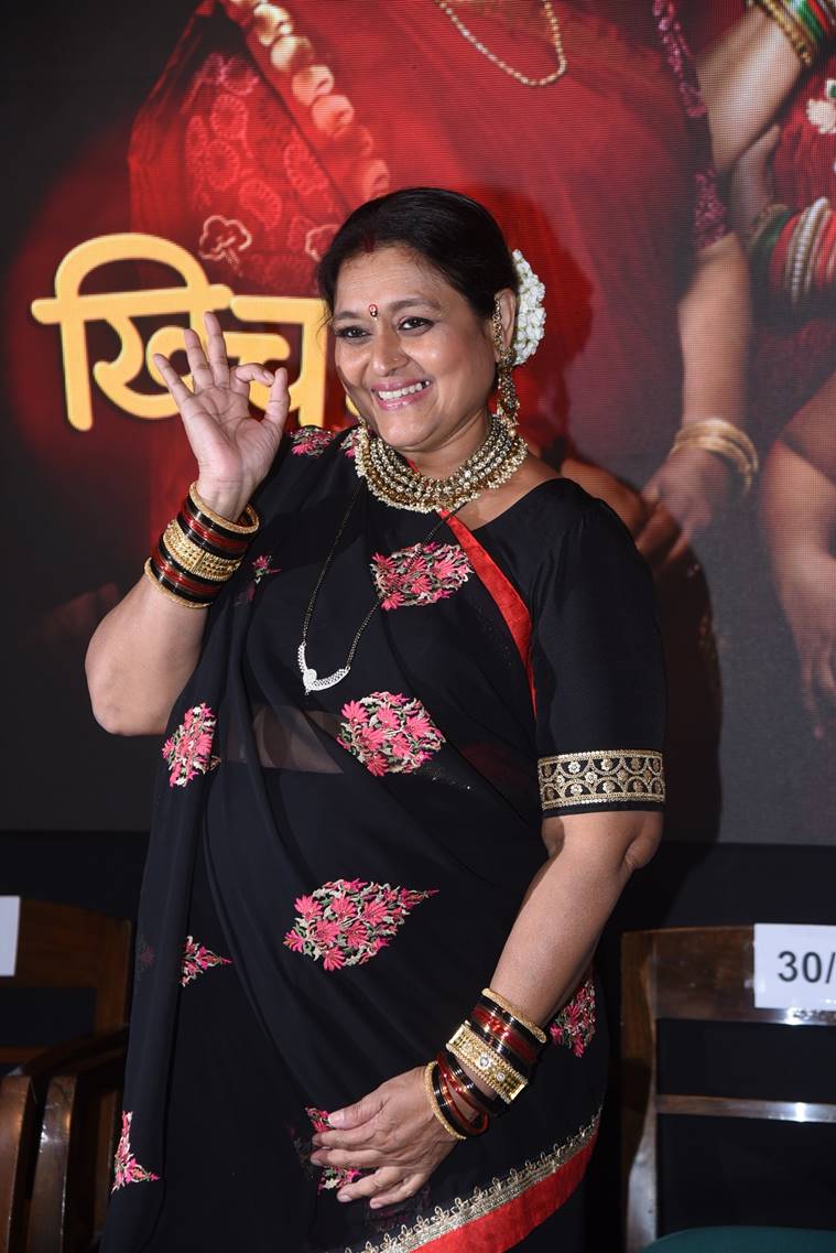 सुप्रिया पाठक या बॉलिवूडमधील अशा हरहुन्नरी अभिनेत्री आहेत की त्यांच्यासमोर मात्तबर कलाकारही फिके पडतील. निवडक सिनेमे करणाऱ्या सुप्रिया यांना लोक आजही खिचडी मालिकेतील हंसा या व्यक्तिरेखेमुळे जास्त ओळखतात. सुप्रिया यांनी १९८१ मध्ये कलयुग सिनेमातून आपल्या करिअरला सुरुवात केली होती. सुप्रिया यांना बॉलिवूडमध्ये जवळपास ४० वर्ष झाली. बॉलिवूडमध्ये येण्यापूर्वी त्या थिएटर आर्टिस्ट होत्या. तसंच त्यांनी भरतनाट्यमचं प्रशिक्षण घेतलं आहे. सुप्रिया पाठक या बॉलिवूडमधील अशा हरहुन्नरी अभिनेत्री आहेत की त्यांच्यासमोर मात्तबर कलाकारही फिके पडतील. निवडक सिनेमे करणाऱ्या सुप्रिया यांना लोक आजही खिचडी मालिकेतील हंसा या व्यक्तिरेखेमुळे जास्त ओळखतात. सुप्रिया यांनी १९८१ मध्ये कलयुग सिनेमातून आपल्या करिअरला सुरुवात केली होती. सुप्रिया यांना बॉलिवूडमध्ये जवळपास ४० वर्ष झाली. बॉलिवूडमध्ये येण्यापूर्वी त्या थिएटर आर्टिस्ट होत्या. तसंच त्यांनी भरतनाट्यमचं प्रशिक्षण घेतलं आहे.