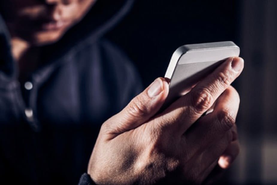 चोरी झालेल्या मोबाईलचा IMEI बदलण्यासाठी 500 रुपये लागतात. हॅकरला क्वालकॉम स्नॅपड्रॅगन प्रोसेसरवर रन करण्याऱ्या मोबाईलवर IMEI बदलण्यासाठी अवघड आहे. चोरी झालेल्या मोबाईलचा IMEI बदलण्यासाठी 500 रुपये लागतात. हॅकरला क्वालकॉम स्नॅपड्रॅगन प्रोसेसरवर रन करण्याऱ्या मोबाईलवर IMEI बदलण्यासाठी अवघड आहे.