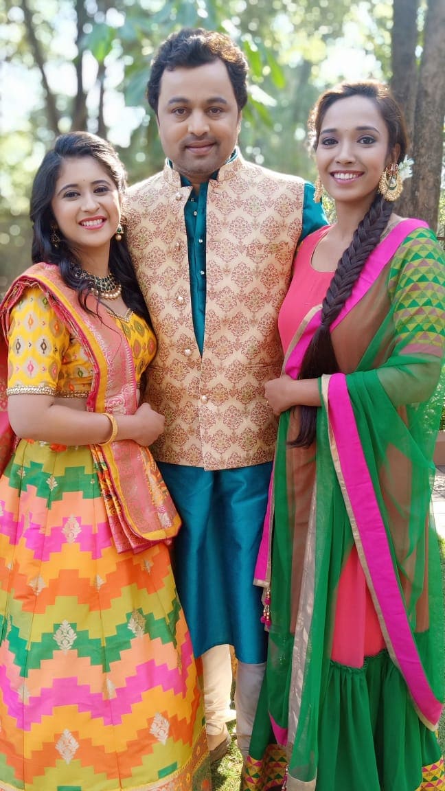 नवी नवरी म्हणजेच ईशा हिचे प्रत्येक समारंभातील आऊटफिट, दागिने, सगळ्या तपशिलांवर अगदी कटाक्षाने लक्ष देण्यात येणार आहे. नवी नवरी म्हणजेच ईशा हिचे प्रत्येक समारंभातील आऊटफिट, दागिने, सगळ्या तपशिलांवर अगदी कटाक्षाने लक्ष देण्यात येणार आहे.
