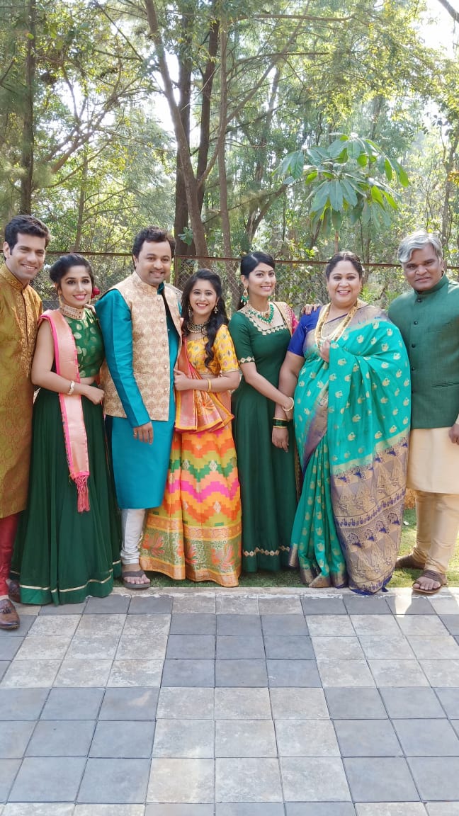 सध्या छोट्या पडद्यावर गाजतेय ते ईशा-विक्रांतचं लग्न. लग्न रविवारी असलं तरी मेहंदी, संगीत या विधींचे फोटो व्हायरल होतायत. सध्या छोट्या पडद्यावर गाजतेय ते ईशा-विक्रांतचं लग्न. लग्न रविवारी असलं तरी मेहंदी, संगीत या विधींचे फोटो व्हायरल होतायत.