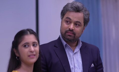 विक्रांत आणि ईशाचं लग्न अखेर ठरलं. आता सुरू आहे तयारीची धामधूम. लग्नातली महत्त्वाची गोष्ट म्हणजे लग्नपत्रिका. विक्रांत आणि ईशाचं लग्न अखेर ठरलं. आता सुरू आहे तयारीची धामधूम. लग्नातली महत्त्वाची गोष्ट म्हणजे लग्नपत्रिका.