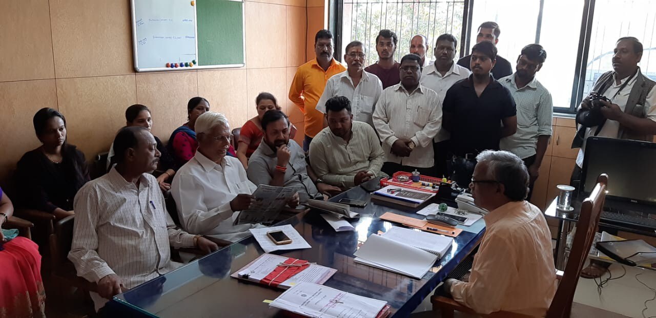 गेल्या काही दिवसांआधी अपघातामध्ये बस चालवत असलेल्या मृत चालक प्रशांत भांबिड यांच्यावर गुन्हा दाखल करण्यात आला. गेल्या काही दिवसांआधी अपघातामध्ये बस चालवत असलेल्या मृत चालक प्रशांत भांबिड यांच्यावर गुन्हा दाखल करण्यात आला.
