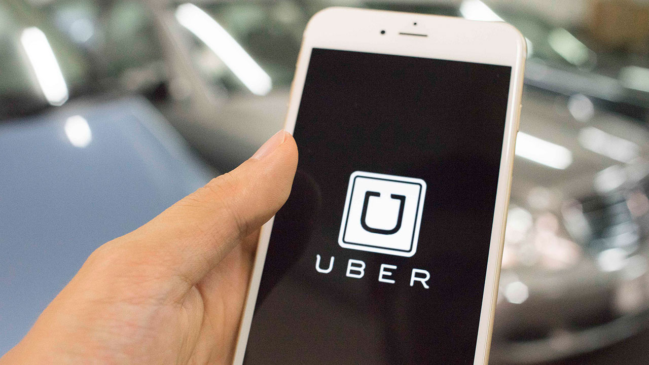 Uber टॅक्सी सेवा सगळ्या मोठ्या शहरांची लाईफ लाईन बनली आहे. पण जर टॅक्सी ड्रायव्हरसोबत तुम्ही बेशिस्तपणे वागलात तर तुम्हाला कधीही सेवा वापरता येणार नाही. Uber टॅक्सी सेवा सगळ्या मोठ्या शहरांची लाईफ लाईन बनली आहे. पण जर टॅक्सी ड्रायव्हरसोबत तुम्ही बेशिस्तपणे वागलात तर तुम्हाला कधीही सेवा वापरता येणार नाही.