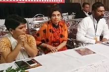 अभिनेत्री वर्षा उसगांवकर उपस्थित असलेल्या सभेत मोठा गोंधळ