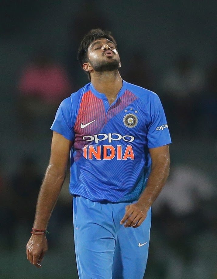 गेल्या वर्षी या खेळाडूच्या क्षमतेवर प्रश्नही उपस्थित करण्यात आले होते. मार्च २०१८ मध्ये बांग्लादेशविरुद्धच्या निधास चषकाच्या अंतिम सामन्यात विजय शंकरच्या संथ फलंदाजीमुळे भारतीय संघ पराभवाच्या छायेत होता. मात्र दिनेश कार्तिकच्या तुफानी खेळीमुळे भारताला रोमहर्षक विजय मिळाला. गेल्या वर्षी या खेळाडूच्या क्षमतेवर प्रश्नही उपस्थित करण्यात आले होते. मार्च २०१८ मध्ये बांग्लादेशविरुद्धच्या निधास चषकाच्या अंतिम सामन्यात विजय शंकरच्या संथ फलंदाजीमुळे भारतीय संघ पराभवाच्या छायेत होता. मात्र दिनेश कार्तिकच्या तुफानी खेळीमुळे भारताला रोमहर्षक विजय मिळाला.