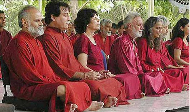 ७० च्या दशकात ते सोमवार ते शुक्रवार सिनेमांमध्ये काम करायचे तर शनिवार- रविवार ते रजनीश यांच्या आश्रमात जायचे. ७० च्या दशकात ते सोमवार ते शुक्रवार सिनेमांमध्ये काम करायचे तर शनिवार- रविवार ते रजनीश यांच्या आश्रमात जायचे.