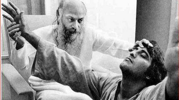 विनोद तेव्हा लाल रंगाचा कुर्ता आणि गळ्यात ओशोचा फोटो असलेली माळ घालून सर्वांच्या समोर आले. त्यांची पहिली पत्नी गीतांजली, दोन्ही मुलं अक्षय आणि राहुलही त्यांच्यासोबत होते. या पत्रकार परिषदेत त्यांनी सांगितलं की, त्यांनी सिनेमातून संन्यास घेतला आहे. विनोद तेव्हा लाल रंगाचा कुर्ता आणि गळ्यात ओशोचा फोटो असलेली माळ घालून सर्वांच्या समोर आले. त्यांची पहिली पत्नी गीतांजली, दोन्ही मुलं अक्षय आणि राहुलही त्यांच्यासोबत होते. या पत्रकार परिषदेत त्यांनी सांगितलं की, त्यांनी सिनेमातून संन्यास घेतला आहे.