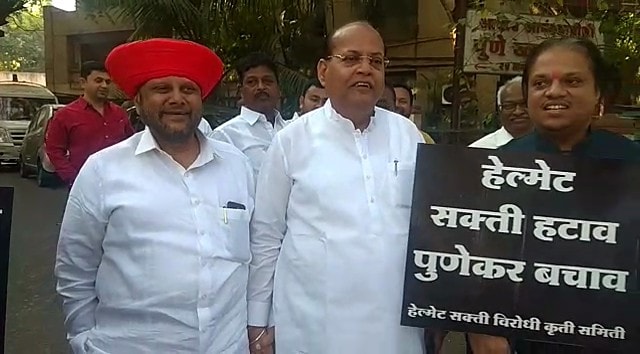 आम्ही आजपर्यंत हेल्मेट घातला नाही. पण तरीही आमचा कधीच अपघात झाला नाही असं पुणेकरांचं म्हणणं आहे. आम्ही आजपर्यंत हेल्मेट घातला नाही. पण तरीही आमचा कधीच अपघात झाला नाही असं पुणेकरांचं म्हणणं आहे.