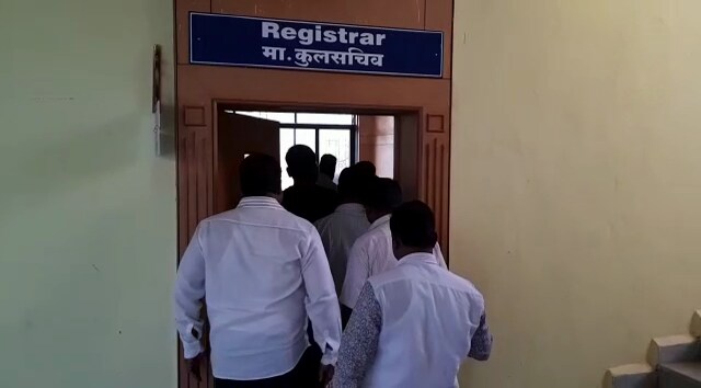 निष्काळजीपणाने आणि रस्त्याचे परिस्थितीकडे दुर्लक्ष केल्यामुळे अपघात झाल्याचा गुन्हा मृत प्रशांत यांच्यावर करण्यात आला आहे. निष्काळजीपणाने आणि रस्त्याचे परिस्थितीकडे दुर्लक्ष केल्यामुळे अपघात झाल्याचा गुन्हा मृत प्रशांत यांच्यावर करण्यात आला आहे.