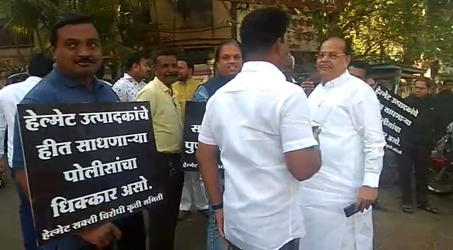 सर्वपक्षीय नेते, स्वयंसेवी कार्यकर्ते सहभागी झाले होते. हेल्मेट घालणं हा कायदा झाला आहे, तो मोडण्यासाठी हेल्मेटऐवजी पगडी, फेटे घालून यासगळ्यांनी आंदोलन केलं. सर्वपक्षीय नेते, स्वयंसेवी कार्यकर्ते सहभागी झाले होते. हेल्मेट घालणं हा कायदा झाला आहे, तो मोडण्यासाठी हेल्मेटऐवजी पगडी, फेटे घालून यासगळ्यांनी आंदोलन केलं.