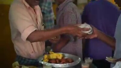 हे 300 रुपये ते फिरण्यासाठी राखून ठेवतात. पैशांची योग्य बचत हो आणि जास्त खर्च होऊ नये यासाठी त्यांनी दुकानावर कोणालाही कामावर ठेवलं नाही. हे 300 रुपये ते फिरण्यासाठी राखून ठेवतात. पैशांची योग्य बचत हो आणि जास्त खर्च होऊ नये यासाठी त्यांनी दुकानावर कोणालाही कामावर ठेवलं नाही.
