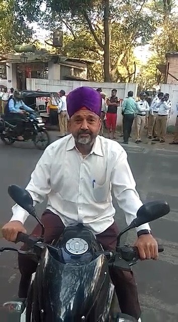 वेगवेगळ्या पद्धतीचे फेटे आणि पगड्या पुणेकरांनी घातल्या आहेत. आमच्यावर हेल्मेट सक्ती म्हणजे सरकारचा आर्थिक राजकारण असल्याचा आरोपही पुणेकरांकडून करण्यात आला आहे. वेगवेगळ्या पद्धतीचे फेटे आणि पगड्या पुणेकरांनी घातल्या आहेत. आमच्यावर हेल्मेट सक्ती म्हणजे सरकारचा आर्थिक राजकारण असल्याचा आरोपही पुणेकरांकडून करण्यात आला आहे.