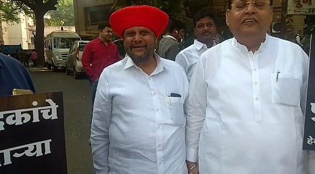 पुण्यामध्ये हेल्मेट सक्तीला विरोध करण्यासाठी हेल्मेट विरोधी कृती समितीतर्फे पगडी, फेटे घालून सविनय कायदेभंगाचं आंदोलन करण्यात आलं. पुण्यामध्ये हेल्मेट सक्तीला विरोध करण्यासाठी हेल्मेट विरोधी कृती समितीतर्फे पगडी, फेटे घालून सविनय कायदेभंगाचं आंदोलन करण्यात आलं.