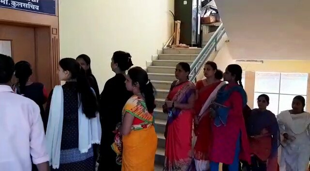 आंबेनळी दुर्घटना प्रकरणात प्रकाश सावंत देसाई दोषी असल्याचा आरोपसुद्धा मृतांच्या नातेवाईकांनी केला आहे. आंबेनळी दुर्घटना प्रकरणात प्रकाश सावंत देसाई दोषी असल्याचा आरोपसुद्धा मृतांच्या नातेवाईकांनी केला आहे.