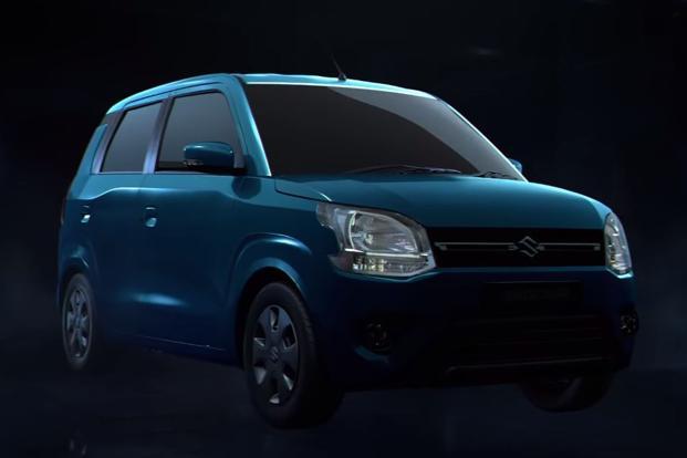 Maruti Suzuki Wagon R: मारुती सुझुकीसाठी मागील वर्ष चांगलं राहिलं. कंपनीने अलीकडेच दावा केला आहे की, Maruti Suzuki ची सर्वात लोकप्रिय कार Swift ची विक्री २ मिलियन म्हणजेच 20 लाखांवर पोहोचली आहे. अशातच 2019 मध्ये आॅटो क्षेत्रावर आपली पकड मजबूत करण्यासाठी कंपनीने 23 जानेवरी रोजी Wagon R लाँच करणार आहे. या कारमध्ये 1.0 लीटर, 3-सिलेंडर K Series चे पेट्रोल इंजिन असणार आहे. 67 Bhp पाॅवर आणि 90 Nm टॉर्क जनरेट करेल. या कारमध्ये 5-स्पीड मॅन्युअल आणि AMT सुविधेसह माॅडेल लाँच करणार आहे. नव्या Wagon R ची किंमतही 4 ते 6 लाखांपर्यंत दरम्यान राहणार आहे. Maruti Suzuki Wagon R: मारुती सुझुकीसाठी मागील वर्ष चांगलं राहिलं. कंपनीने अलीकडेच दावा केला आहे की, Maruti Suzuki ची सर्वात लोकप्रिय कार Swift ची विक्री २ मिलियन म्हणजेच 20 लाखांवर पोहोचली आहे. अशातच 2019 मध्ये आॅटो क्षेत्रावर आपली पकड मजबूत करण्यासाठी कंपनीने 23 जानेवरी रोजी Wagon R लाँच करणार आहे. या कारमध्ये 1.0 लीटर, 3-सिलेंडर K Series चे पेट्रोल इंजिन असणार आहे. 67 Bhp पाॅवर आणि 90 Nm टॉर्क जनरेट करेल. या कारमध्ये 5-स्पीड मॅन्युअल आणि AMT सुविधेसह माॅडेल लाँच करणार आहे. नव्या Wagon R ची किंमतही 4 ते 6 लाखांपर्यंत दरम्यान राहणार आहे.