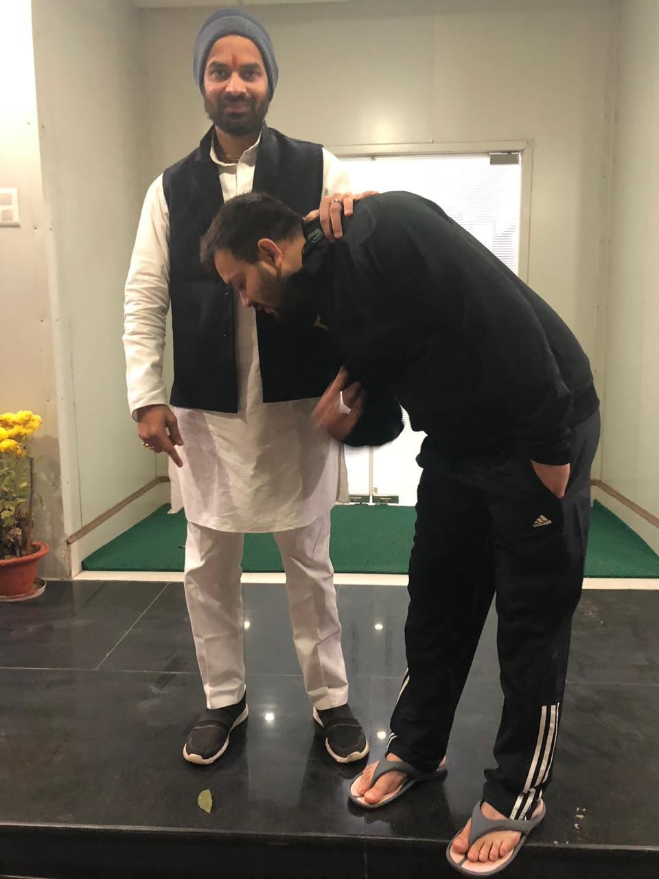 या दोघांमध्ये राजकीय चर्चा झाली असल्याचं तेज याने माध्यमांना सांगितलं. निवडणुकांची कशा पद्धतीने तयारी करायची यावर चर्चा झाली असल्याचं ते म्हणाले. या दोघांमध्ये राजकीय चर्चा झाली असल्याचं तेज याने माध्यमांना सांगितलं. निवडणुकांची कशा पद्धतीने तयारी करायची यावर चर्चा झाली असल्याचं ते म्हणाले.