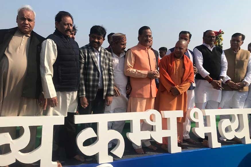 उत्तर प्रदेशच्या इतिहासात मंगळवार 29 जानेवारीचा दिवस खास होता. कारण पहिल्यांदाच राज्याच्या मंत्रिमंडळाची बैठक राजधानी लखनऊच्या बाहेर होत होती. उत्तर प्रदेशच्या इतिहासात मंगळवार 29 जानेवारीचा दिवस खास होता. कारण पहिल्यांदाच राज्याच्या मंत्रिमंडळाची बैठक राजधानी लखनऊच्या बाहेर होत होती.