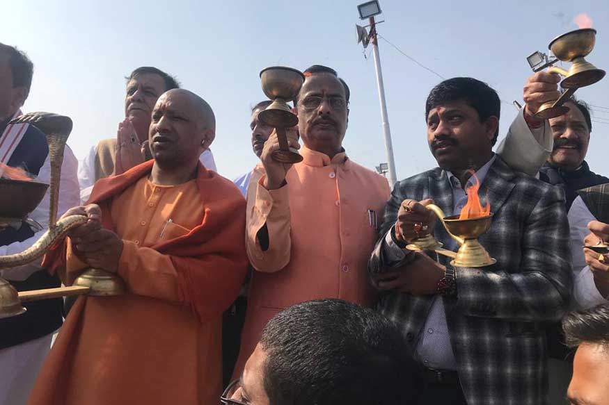 मुख्यमंत्री योगी आदित्यनाथ यांच्यासह अख्ख मंत्रिमंडळ मंगळवारी मंत्रिमंडळ बैठकीसाठी प्रयागराज इथं दाखल झालं होतं. कुंभमेळ्याचं निमित्त साधत योगींनी प्रयागराजला मंत्रिमंडळाची बैठक घेत स्वार्थ आणि परमार्थ दोन्हीही पदरात पाडून घेण्याचा प्रयत्न केला. मुख्यमंत्री योगी आदित्यनाथ यांच्यासह अख्ख मंत्रिमंडळ मंगळवारी मंत्रिमंडळ बैठकीसाठी प्रयागराज इथं दाखल झालं होतं. कुंभमेळ्याचं निमित्त साधत योगींनी प्रयागराजला मंत्रिमंडळाची बैठक घेत स्वार्थ आणि परमार्थ दोन्हीही पदरात पाडून घेण्याचा प्रयत्न केला.