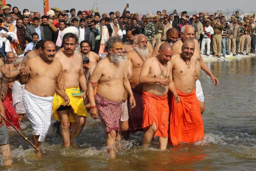 लोकसभा निवडणुका जवळच असल्याने सरकारकडून त्याचा पूर्ण फायदा घेण्याचा प्रयत्न होतोय. राम मंदिराविषयीची साधू संतांमध्ये असलेली नाराजी दूर करण्यासाठी या बैठकीचा योगींनी उपयोग केल्याचं बोललं जातंय. लोकसभा निवडणुका जवळच असल्याने सरकारकडून त्याचा पूर्ण फायदा घेण्याचा प्रयत्न होतोय. राम मंदिराविषयीची साधू संतांमध्ये असलेली नाराजी दूर करण्यासाठी या बैठकीचा योगींनी उपयोग केल्याचं बोललं जातंय.