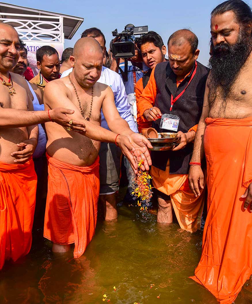 काँग्रसचे अध्यक्ष राहुल गांधी आणि नवनियुक्त सरचिटणीस प्रियांका गांधी याही 5 फेब्रुवारीला कुंभमेळ्यात स्नान करणार आहेत. त्यामुळे योगींच्या आजच्या स्नानाला महत्त्व प्राप्त झालं आहे. काँग्रसचे अध्यक्ष राहुल गांधी आणि नवनियुक्त सरचिटणीस प्रियांका गांधी याही 5 फेब्रुवारीला कुंभमेळ्यात स्नान करणार आहेत. त्यामुळे योगींच्या आजच्या स्नानाला महत्त्व प्राप्त झालं आहे.