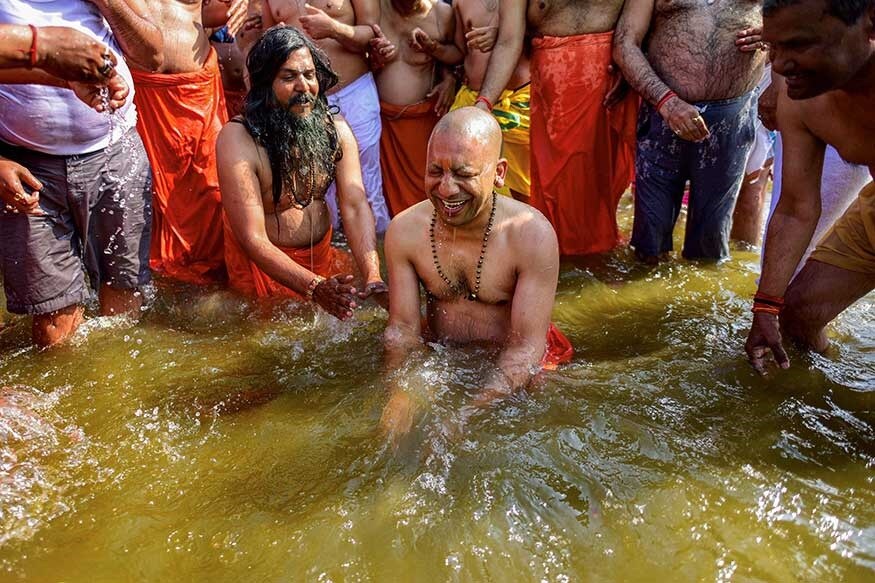 यानंतर योगी आणि त्यांच्या मंत्रिमंडळातील मंत्री शाही स्नानासाठी त्रिवेणी संगमावर दाखल झाले. योगींनी इतर साधू संतांसह गंगेत स्नान केलं. यानंतर योगी आणि त्यांच्या मंत्रिमंडळातील मंत्री शाही स्नानासाठी त्रिवेणी संगमावर दाखल झाले. योगींनी इतर साधू संतांसह गंगेत स्नान केलं.