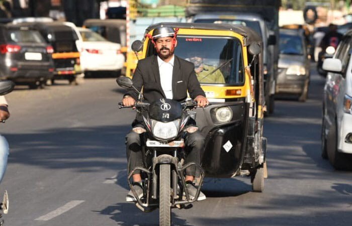 अहो, फक्त पगडी आणि फेटेच नाही तर चक्क एका वकिलाने फेटे घालून हेल्मेट सक्ती करणाऱ्या पोलिसांनाच आव्हान दिलं आहे. अहो, फक्त पगडी आणि फेटेच नाही तर चक्क एका वकिलाने फेटे घालून हेल्मेट सक्ती करणाऱ्या पोलिसांनाच आव्हान दिलं आहे.