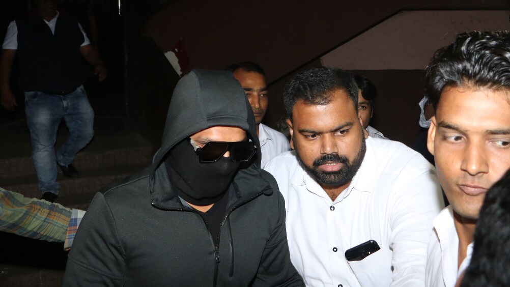 नुकताच हनिमूनहून भारतात परतल्यानंतर रणवीरला प्रेक्षकांच्या रिअॅक्शन्स पाहण्याचा मोह आवरता आला नाही. म्हणून तोंडावर काळा कपडा बांधून सरळ थिएटरमध्ये त्याने एण्ट्री घेतली. नुकताच हनिमूनहून भारतात परतल्यानंतर रणवीरला प्रेक्षकांच्या रिअॅक्शन्स पाहण्याचा मोह आवरता आला नाही. म्हणून तोंडावर काळा कपडा बांधून सरळ थिएटरमध्ये त्याने एण्ट्री घेतली.