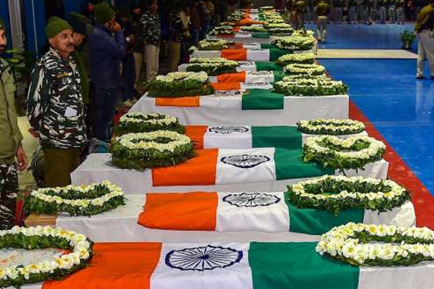 जम्मू काश्मीर येथे पुलवामात सीआरपीएफच्या ताफ्यावर झालेल्या आत्मघाती हल्ल्यानंतर देशभरातून पाकिस्तानवर कठोर शब्दांत टीका केली जात आहे. पाकिस्तानला बेचिराख करुन टाकण्याची मागणी संतप्त नागरिकांमधून होत आहे. पुलवामातील दहशतवादी हल्ल्यात 40 जवान शहीद झाले आहेत. जम्मू काश्मीर येथे पुलवामात सीआरपीएफच्या ताफ्यावर झालेल्या आत्मघाती हल्ल्यानंतर देशभरातून पाकिस्तानवर कठोर शब्दांत टीका केली जात आहे. पाकिस्तानला बेचिराख करुन टाकण्याची मागणी संतप्त नागरिकांमधून होत आहे. पुलवामातील दहशतवादी हल्ल्यात 40 जवान शहीद झाले आहेत.