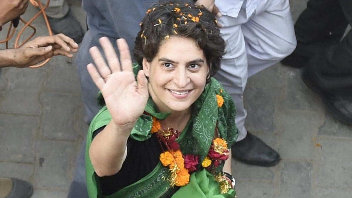 आतापर्यंत पडद्यामागे असलेल्या प्रियांका गांधी सक्रिय राजकारणात उतरल्या आहेत. काँग्रेसने त्यांना पक्षाच्या महासचिव पदाची जबाबदारी दिली आहे. त्याशिवाय प्रियांका गांधींकडे उत्तर प्रदेशातील पूर्व भागही देण्यात आला आहे. आतापर्यंत पडद्यामागे असलेल्या प्रियांका गांधी सक्रिय राजकारणात उतरल्या आहेत. काँग्रेसने त्यांना पक्षाच्या महासचिव पदाची जबाबदारी दिली आहे. त्याशिवाय प्रियांका गांधींकडे उत्तर प्रदेशातील पूर्व भागही देण्यात आला आहे.