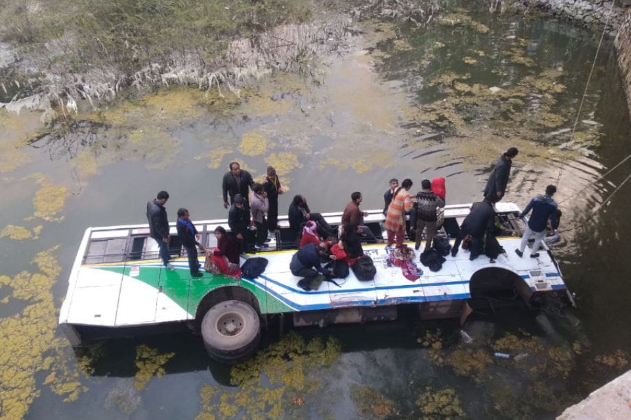 जयपूरमध्ये सकाळी एक बस चाकसू येथे नदीवरील पुलावरून नदीत कोसळली. सुदैवानं यात कोणतीही जिवित हानी झाली नाही. बसमध्ये असलेले 25 प्रवासी अडकून पडले होते. जयपूरमध्ये सकाळी एक बस चाकसू येथे नदीवरील पुलावरून नदीत कोसळली. सुदैवानं यात कोणतीही जिवित हानी झाली नाही. बसमध्ये असलेले 25 प्रवासी अडकून पडले होते.