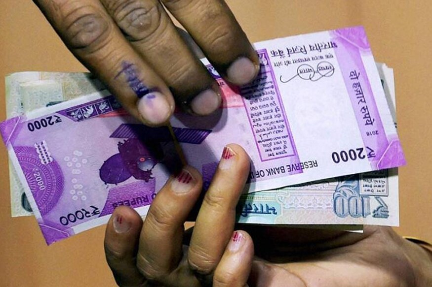 केंद्राने घेतलेल्या एका निर्णयाने सरकारी कर्मचाऱ्यांना मोठा दिलासा मिळाला आहे. शेअर आणि म्युच्युअल फंडाशी संबंधित 26 वर्ष जुना नियम बदलला आहे. केंद्राने घेतलेल्या एका निर्णयाने सरकारी कर्मचाऱ्यांना मोठा दिलासा मिळाला आहे. शेअर आणि म्युच्युअल फंडाशी संबंधित 26 वर्ष जुना नियम बदलला आहे.