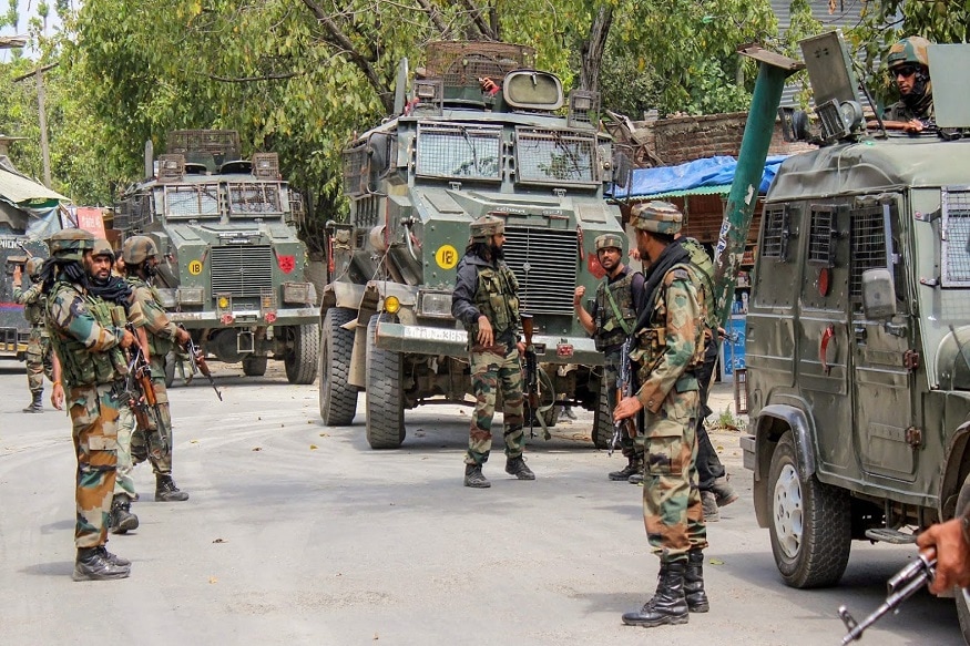 जम्मू काश्मीरमध्ये बारामुल्ला जिल्ह्यातल्या सोपोर भागात 22 फेब्रुवारीला दहशतवाद्यांशी चकमक झाली. यात सुरक्षादलांनी 3 दहशतवाद्यांना यमसदनी धाडलं. जम्मू काश्मीरमध्ये बारामुल्ला जिल्ह्यातल्या सोपोर भागात 22 फेब्रुवारीला दहशतवाद्यांशी चकमक झाली. यात सुरक्षादलांनी 3 दहशतवाद्यांना यमसदनी धाडलं.