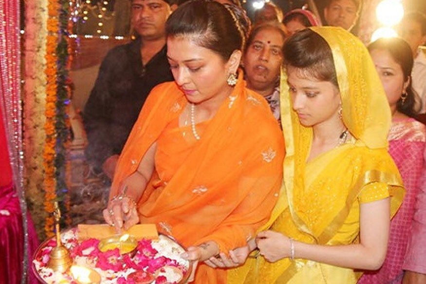 प्रियदर्शनी यांच्या लाडक्या मुलीला घोडेस्वारीचा छंद आहे. वयाच्या आठव्या वर्षीच अनन्याने घोडेस्वारी सुरू केली होती. प्रियदर्शनी यांच्या लाडक्या मुलीला घोडेस्वारीचा छंद आहे. वयाच्या आठव्या वर्षीच अनन्याने घोडेस्वारी सुरू केली होती.