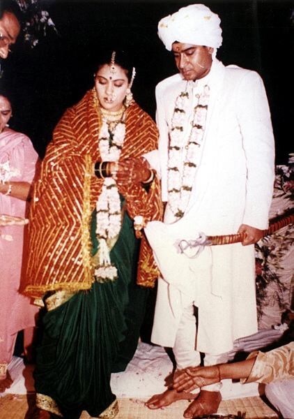 1998 मध्ये आलेल्या प्यार तो होना ही था सिनेमात दोघांनी आपल्या प्रेमाची कबुली दिली. यानंतर दोघांनी फार काळ न घालतवता 1999 मधअये लग्न करण्याचा निर्णय घेतला. 1998 मध्ये आलेल्या प्यार तो होना ही था सिनेमात दोघांनी आपल्या प्रेमाची कबुली दिली. यानंतर दोघांनी फार काळ न घालतवता 1999 मधअये लग्न करण्याचा निर्णय घेतला.