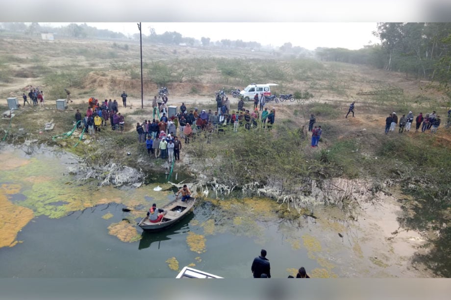 बस ज्या ठिकाणी नदीत कोसळली होती तिथं पाणी खोल नव्हते. मात्र प्रवासी जखमी झाल्याने त्यांना नदीतून बाहेर काढणं कठीण बनलं होतं. बस ज्या ठिकाणी नदीत कोसळली होती तिथं पाणी खोल नव्हते. मात्र प्रवासी जखमी झाल्याने त्यांना नदीतून बाहेर काढणं कठीण बनलं होतं.