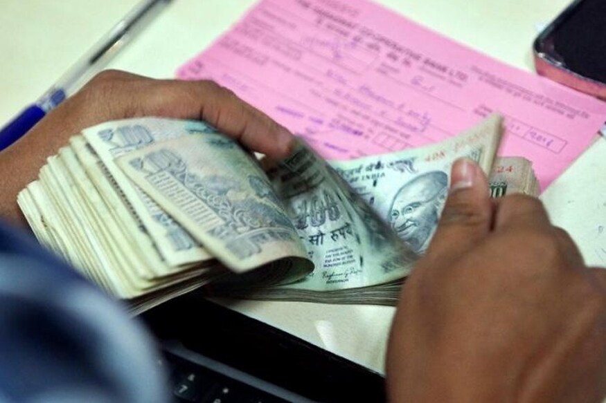 सरकारने जारी केलेल्या आदेशानुसार आता सरकारी कर्मचाऱ्यांना सहा महिन्यांच्या मूळ वेतनाइतका म्युच्युअल फंड आणि शेअर खरेदी करता येणार आहे. सरकारने जारी केलेल्या आदेशानुसार आता सरकारी कर्मचाऱ्यांना सहा महिन्यांच्या मूळ वेतनाइतका म्युच्युअल फंड आणि शेअर खरेदी करता येणार आहे.