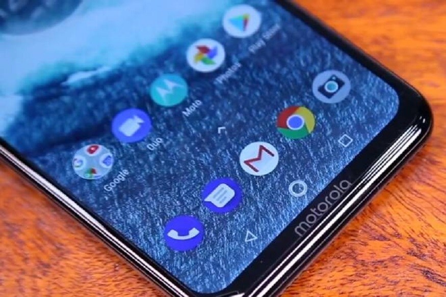 5000 mAh पॉवरची बॅटरी असलेला हा फोन एकदा चार्जिंग केला की 60 तासापर्यंत चालतो. 14 हजार रुपये किंमत असलेला मोटोरोलाचा हा फोन भारतात लॉन्च करण्यात आला आहे. 5000 mAh पॉवरची बॅटरी असलेला हा फोन एकदा चार्जिंग केला की 60 तासापर्यंत चालतो. 14 हजार रुपये किंमत असलेला मोटोरोलाचा हा फोन भारतात लॉन्च करण्यात आला आहे.