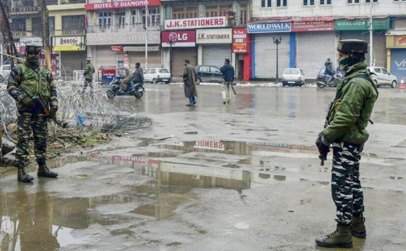 याआधीही पुलवामात असे दहशतवादी हल्ले झाले आहेत. सीआरपीएफ जवानांवरील हल्ल्याचा बदला घेत दोघा दहशतवाद्यांना सुरक्षादलाने कंठस्नान घातले. दहशतवाद्यांच्या निशाण्यावर असलेल्या पुलवामाबद्दल इतर गोष्टी जाणून घ्या... याआधीही पुलवामात असे दहशतवादी हल्ले झाले आहेत. सीआरपीएफ जवानांवरील हल्ल्याचा बदला घेत दोघा दहशतवाद्यांना सुरक्षादलाने कंठस्नान घातले. दहशतवाद्यांच्या निशाण्यावर असलेल्या पुलवामाबद्दल इतर गोष्टी जाणून घ्या...