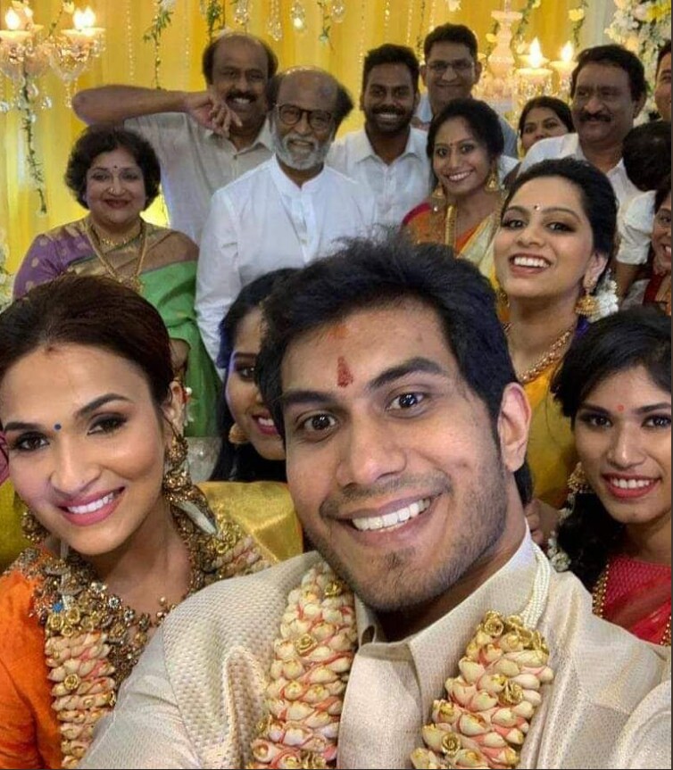 रिसेप्शनवेळी निळ्या रंगाच्या साडीत सुंदर दिसत होती. तर तीचा होणारा नवरा विशगम पारंपरिक दाक्षिणात्य पोशाखात दिसून आला. रिसेप्शनवेळी निळ्या रंगाच्या साडीत सुंदर दिसत होती. तर तीचा होणारा नवरा विशगम पारंपरिक दाक्षिणात्य पोशाखात दिसून आला.