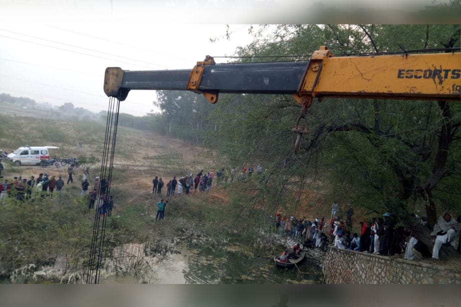 अपघातातील सर्व जखमींना सुखरूप बाहेर काढण्यात बचाव पथकाला यश आलं. क्रेन आणि नावेचा वापर करुन प्रवाशांना वाचवलं. अपघातातील सर्व जखमींना सुखरूप बाहेर काढण्यात बचाव पथकाला यश आलं. क्रेन आणि नावेचा वापर करुन प्रवाशांना वाचवलं.