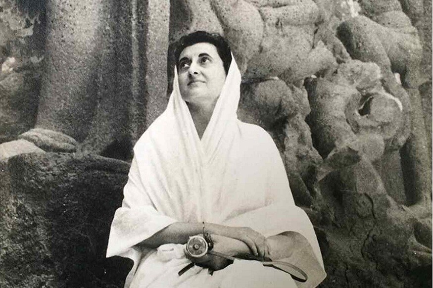 1967 साली इंदिरा गांधी प्रचारासाठी ओडिसाची राजधानी भुवनेश्वरमध्ये गेल्या होत्या. तेव्हा गर्दी जास्त असल्याने आयोजकांना त्यावर नियंत्रण करणे कठीण झाले. याच गर्दीत काही समाजकंटकही होते. त्यांनी दगडफेक सुरू केली. 1967 साली इंदिरा गांधी प्रचारासाठी ओडिसाची राजधानी भुवनेश्वरमध्ये गेल्या होत्या. तेव्हा गर्दी जास्त असल्याने आयोजकांना त्यावर नियंत्रण करणे कठीण झाले. याच गर्दीत काही समाजकंटकही होते. त्यांनी दगडफेक सुरू केली.